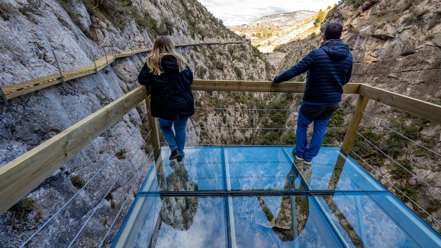 Una pasarela de madera de 212 metros anclada en la pared recorre la profunda garganta junto al antiguo pantano de Relleu