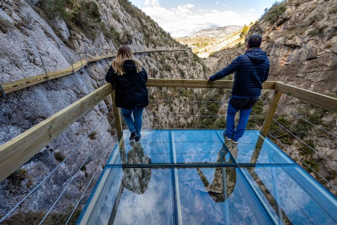 Una pasarela de madera de 212 metros anclada en la pared recorre la profunda garganta junto al antiguo pantano de Relleu