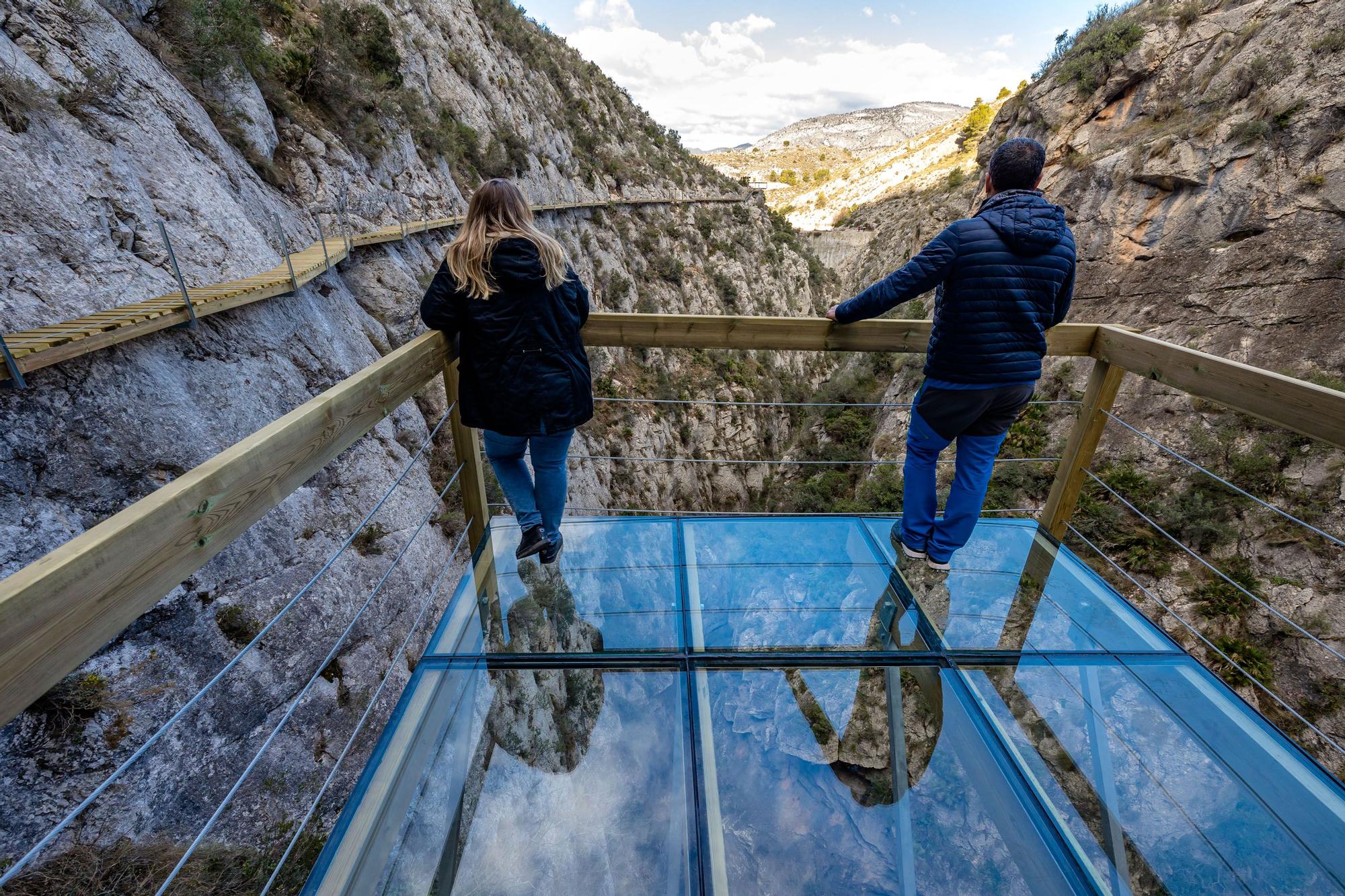 Una pasarela de madera de 212 metros anclada en la pared recorre la profunda garganta junto al antiguo pantano de Relleu