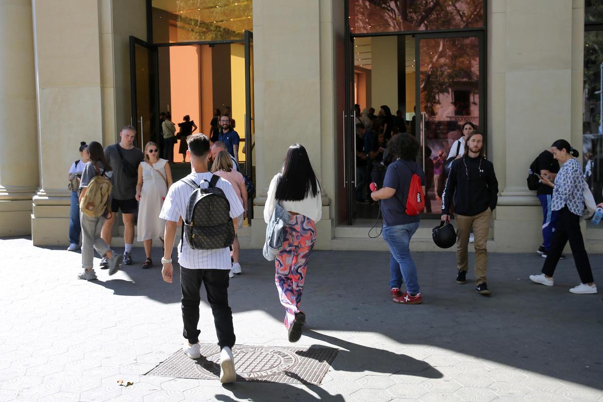 Colas en la tienda Apple de Barcelona por el nuevo iPhone 15 | FOTOS
