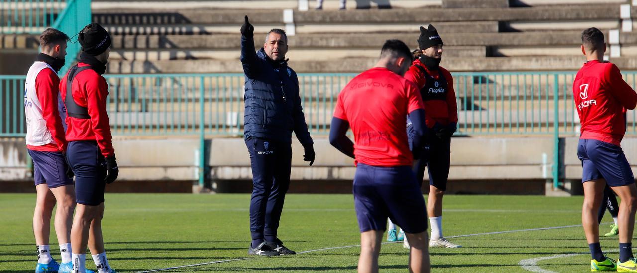 Germán Crespo da instrucciones a sus jugadores durante el entrenamiento del Córdoba CF en la Ciudad Deportiva, este miércoles.