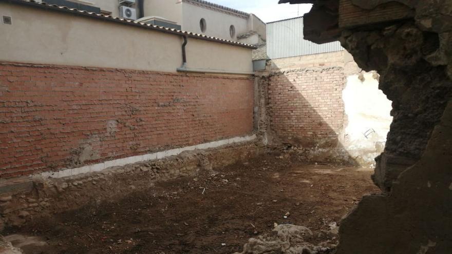 La biblioteca municipal será ampliada con la creación de nuevos espacios y salas en este solar anexo. | SERVICIO ESPECIAL