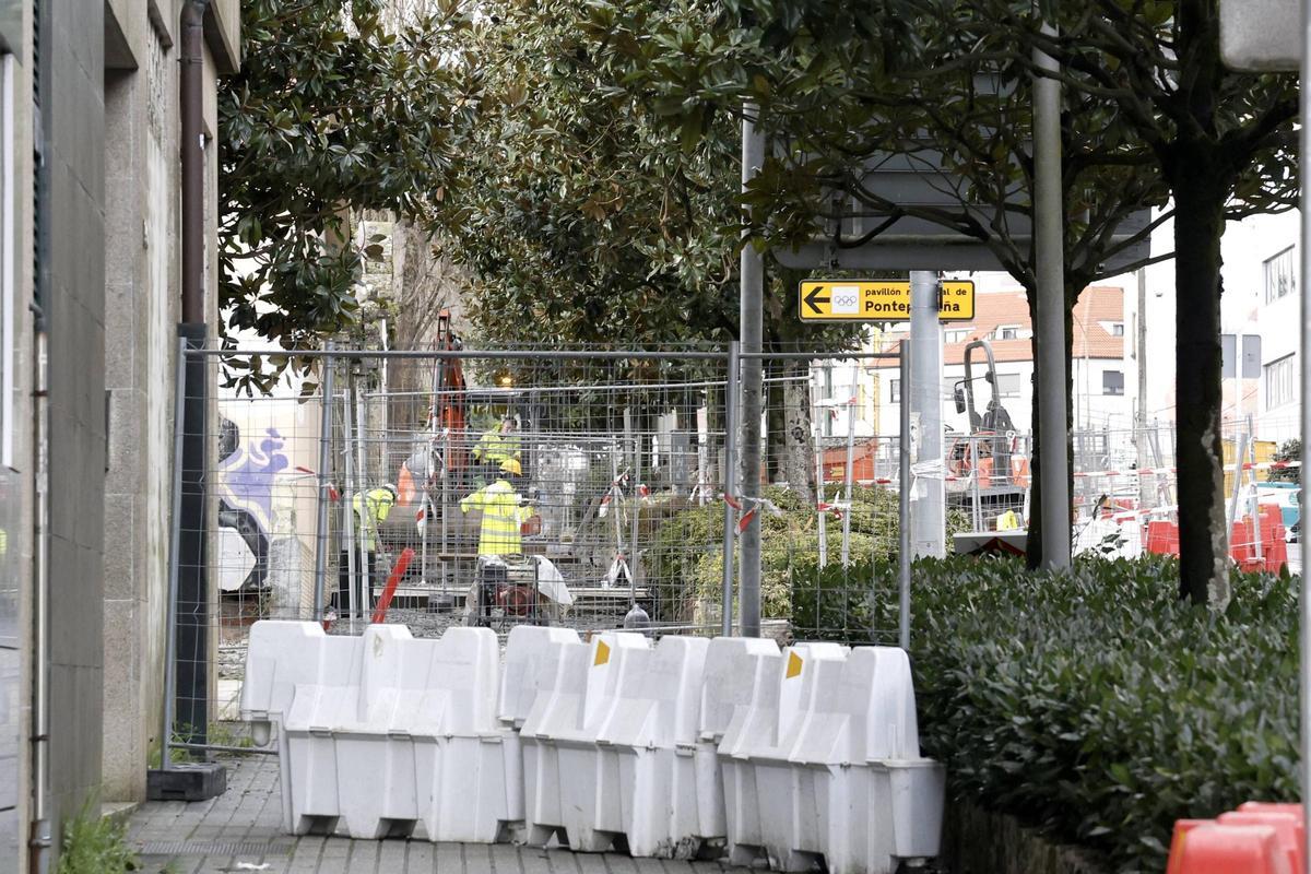 Obras en la calle Amor Ruibal de Santiago, que quedará cortada en un sentido