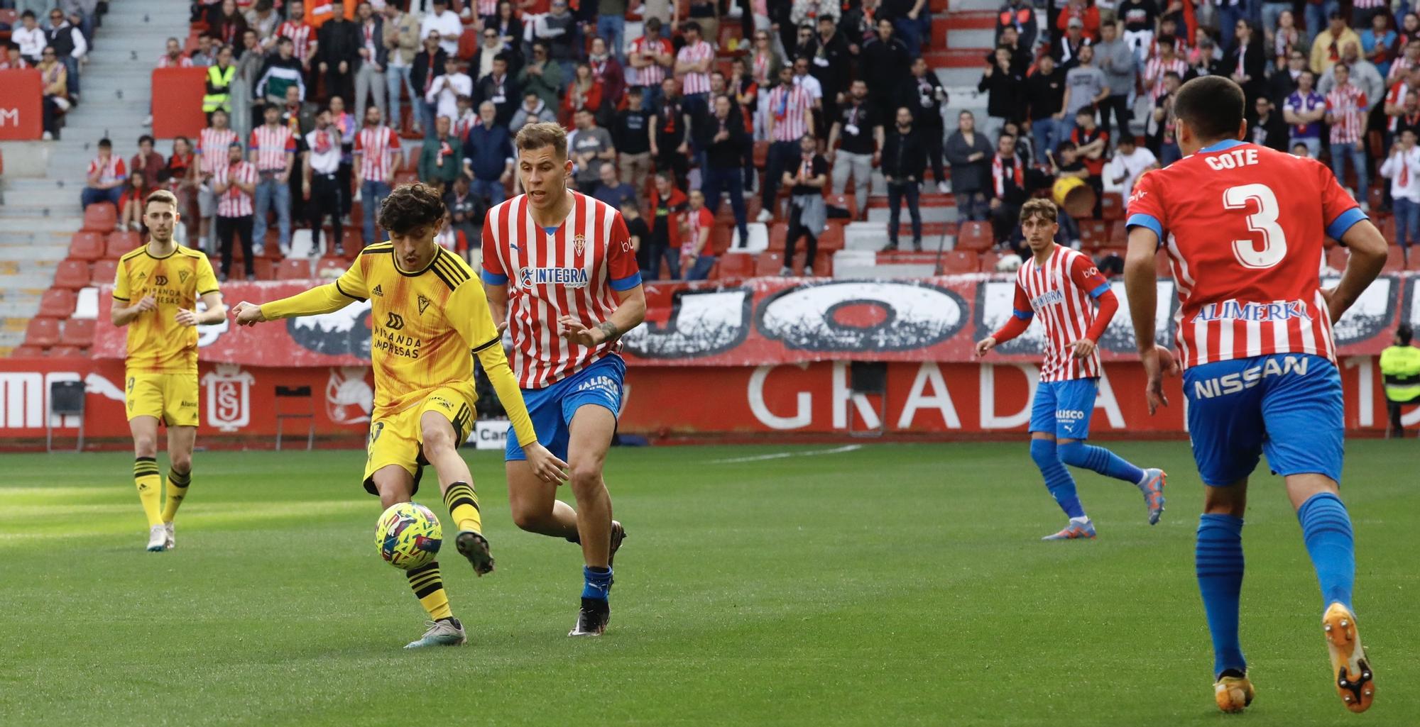 En imágenes: Así fue el partido entre Sporting y Mirandés en El Molinón