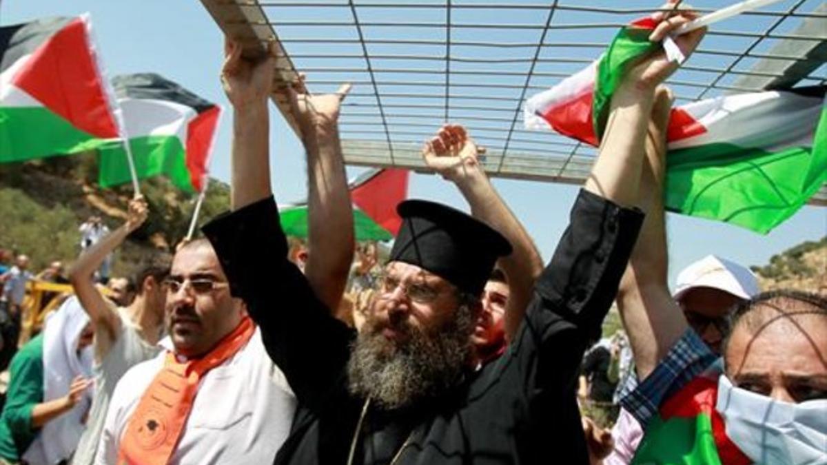 Grito 8 Un párroco ortodoxo griego y otros manifestantes protestan contra la confiscación de tierras palestinas en Beit Yala.