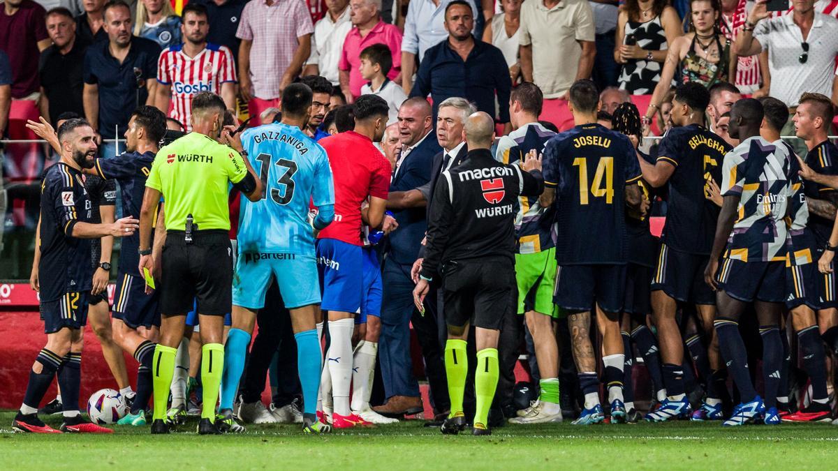Carlo Ancelotti, Head coach of Real Madrid calm to his players after the red card to Nacho Fernandez during the Spanish league, La Liga EA Sports, football match played between Girona FC and Real Madrid at Estadi de Montilivi