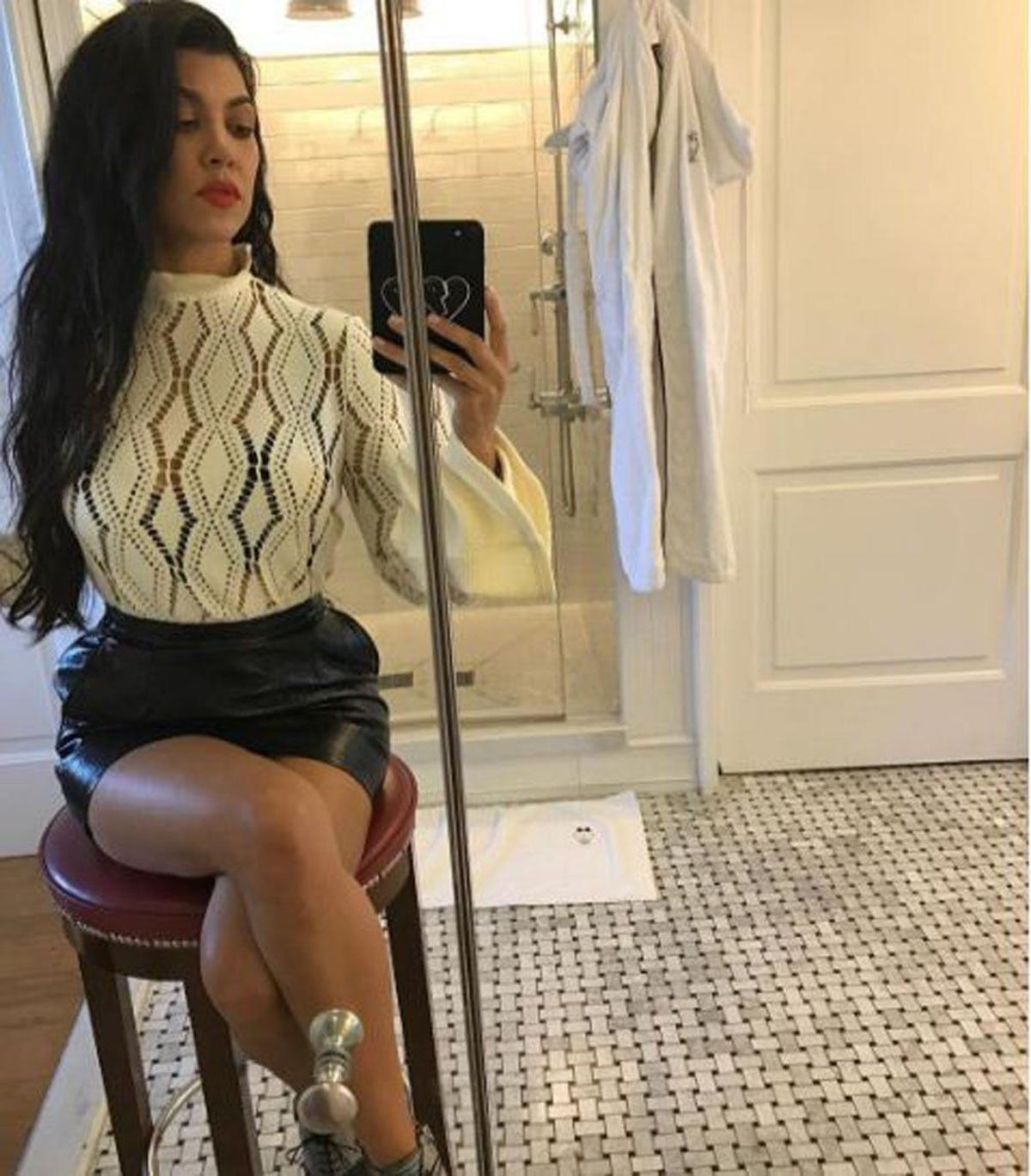 Kourtney Kardashian foto selfi en el baño