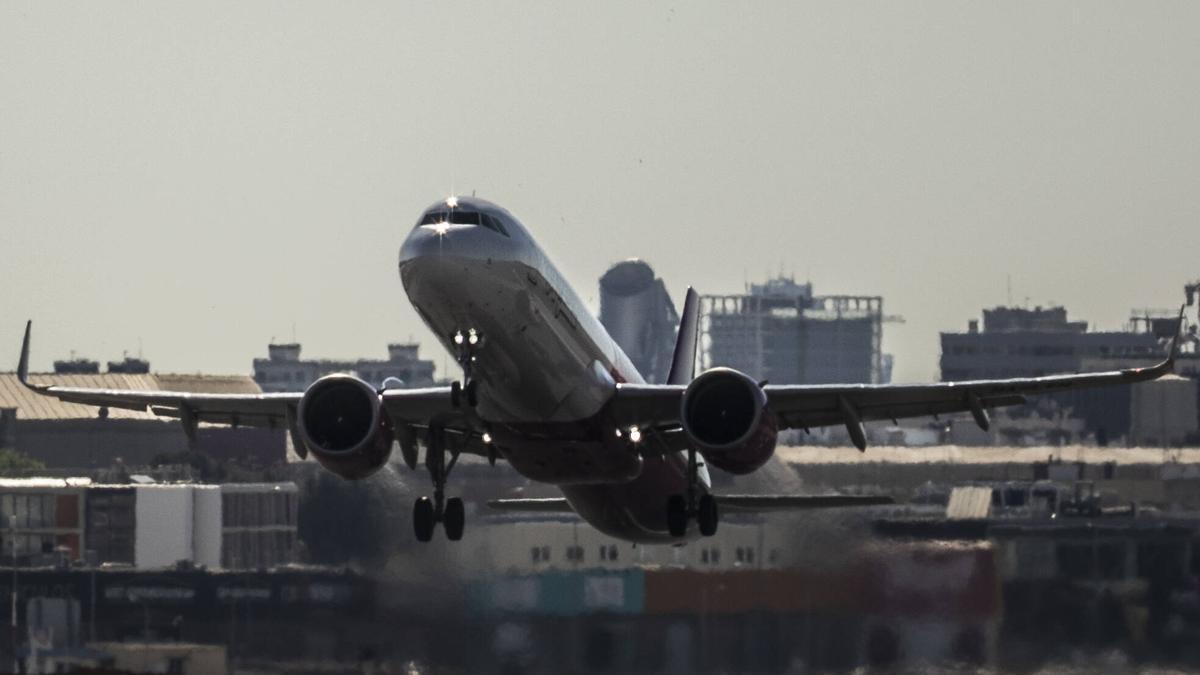 Un avión despegando del aeropuerto de Valencia, en una imagen de archivo.