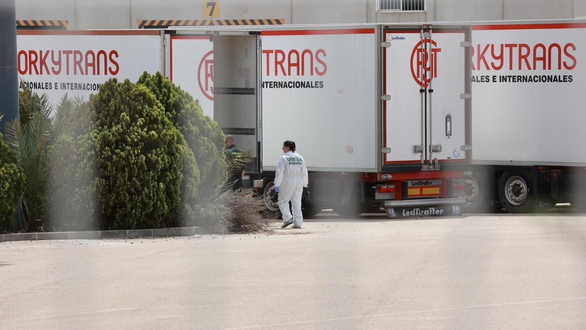 Una investigadora de la Guardia Civil, en la nave de Librilla donde se busca a los dos amigos desaparecidos.