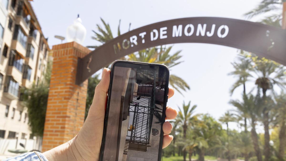 Vandalismo en Elche: Vecinos del Hort del Monjo denuncian el lanzamiento de bolsas con caca de perro a sus balcones por parte de adolescentes