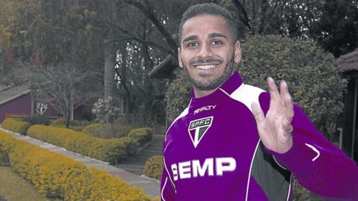 Douglas saluda en la ciudad deportiva del Sao Paulo.