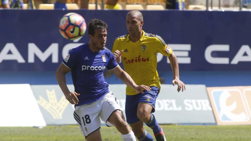 Longo se va al Tenerife y el Oviedo acelera otras opciones para cerrar al delantero