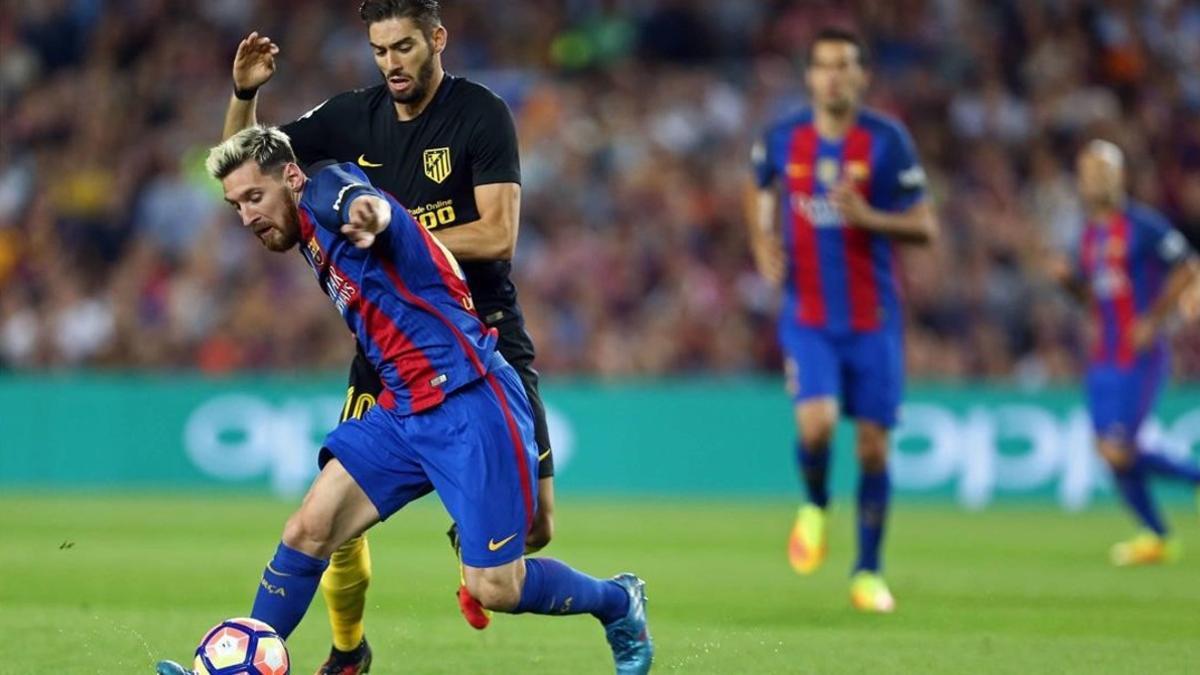 Messi disputa un balón con Carrasco en el Camp Nou antes de lesionarse.