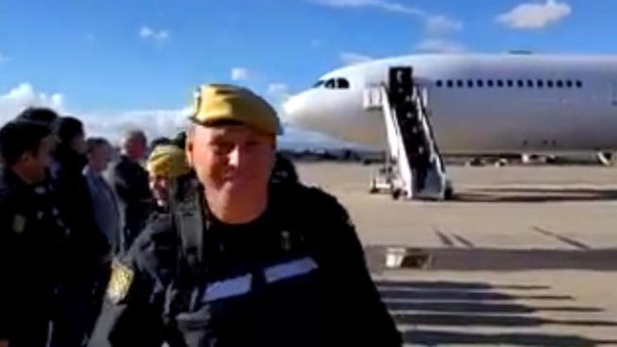 Las autoridades, ayer, recibiendo a los militares a su llegada a Madrid en avión.