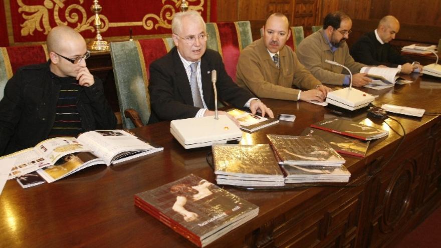 En el centro, el presidente de la Junta Pro Semana Santa, presenta la revista