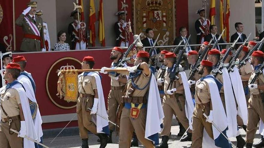 Los Reyes, en el desfile de las Fuerzas Armadas en Guadalajara, ante el paso de los Regulares de Ceuta. // Efe