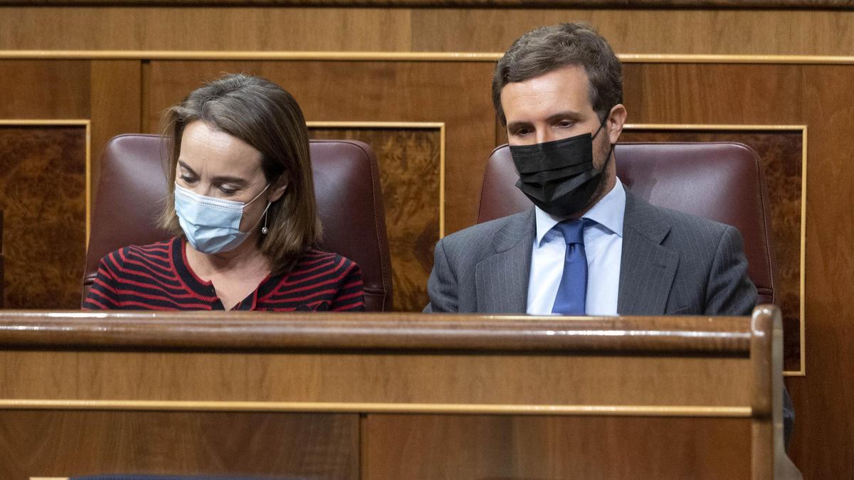 La portavoz parlamentaria del PP, Cuca Gamarra; y el líder del PP, Pablo Casado, en una sesión plenaria en el Congreso de los Diputados, a 4 de noviembre de 2021, en Madrid, (España).