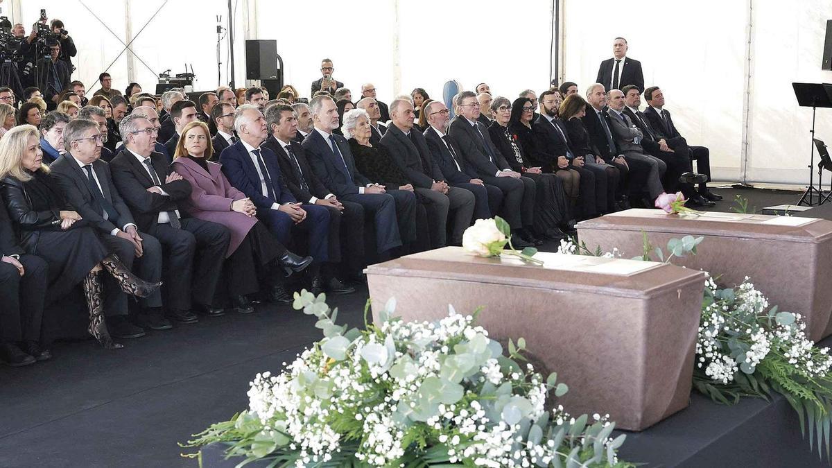 Un momento de la ceremonia institucional de inhumación.