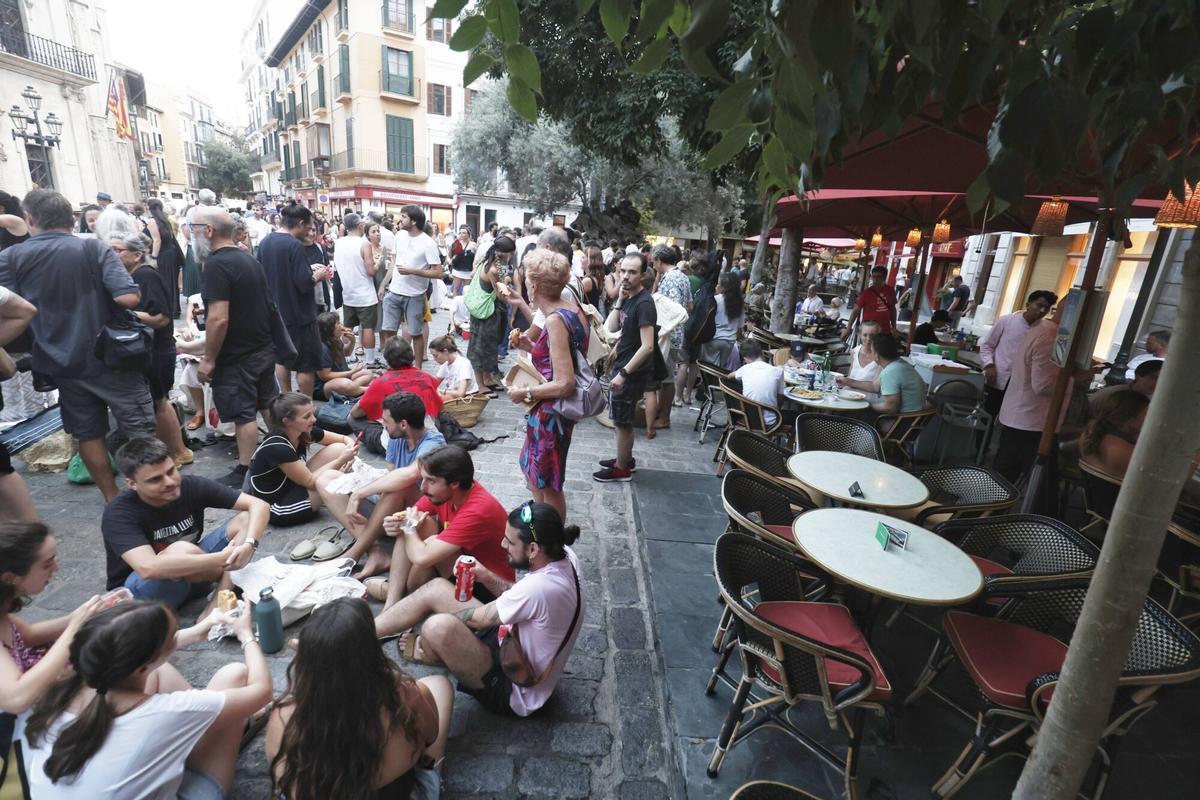 El Col·lectiu Brunzit llama a cenar de pie en la plaza de Cort para protestar por el veto de Cort a su Sopar a la Llesca