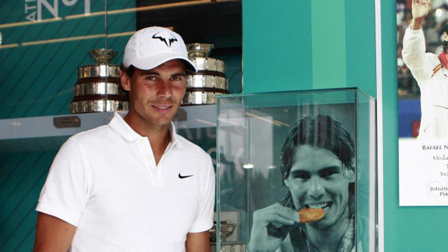 Rafa Nadal, ante algunos trofeos en su Academia