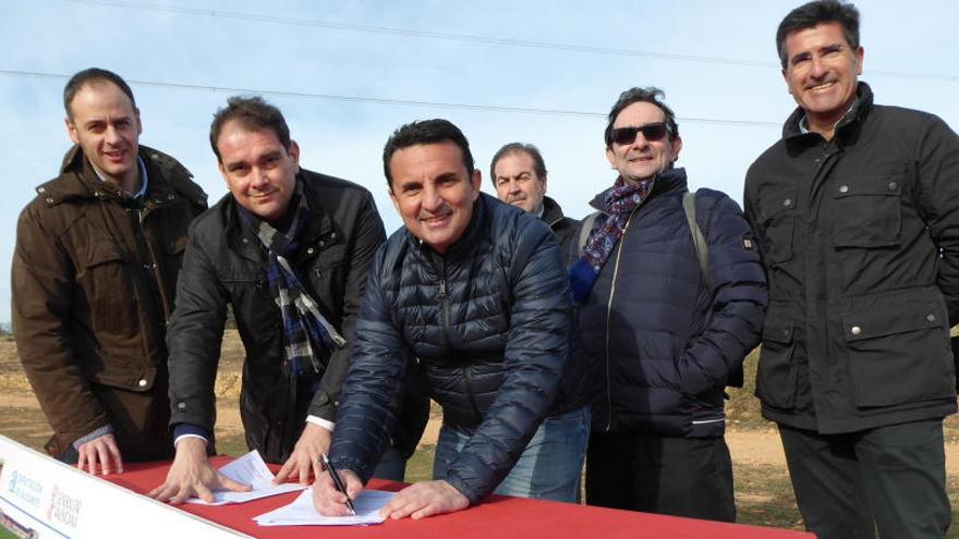 Bernabé Cano, durante la firma del acta de replanteo, junto al arquitecto Jose Luís Campos, representantes de la empresa constructora y un técnico de Conselleria