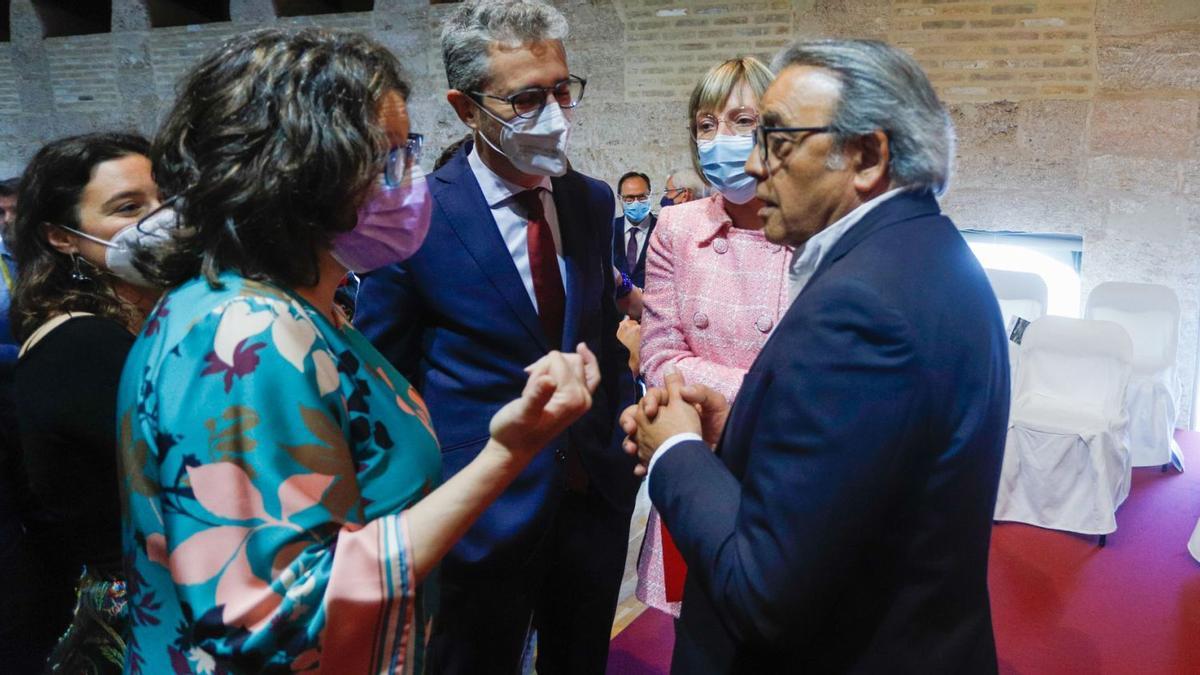 Manolo Mata conversa ayer con Mónica Oltra, Arcadi España y María José Salvador ayer en las Corts, en el acto del 25 d’Abril. | EDUARDO RIPOLL