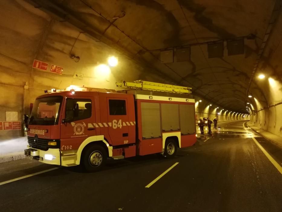 Bomberos de Tenerife extinguen un fuego en el interior del túnel del Bicho