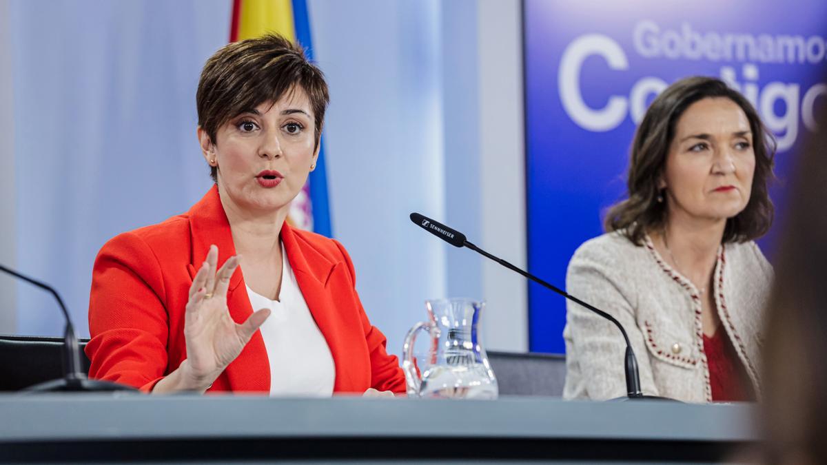 La ministra de Política Territorial y portavoz del Gobierno, Isabel Rodríguez , y la ministra de Industria, Comercio y Turismo, Reyes Maroto.