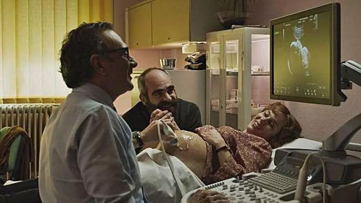 Imagen de la película 'Quien a hierro mata' en la que sale el famoso vídeo