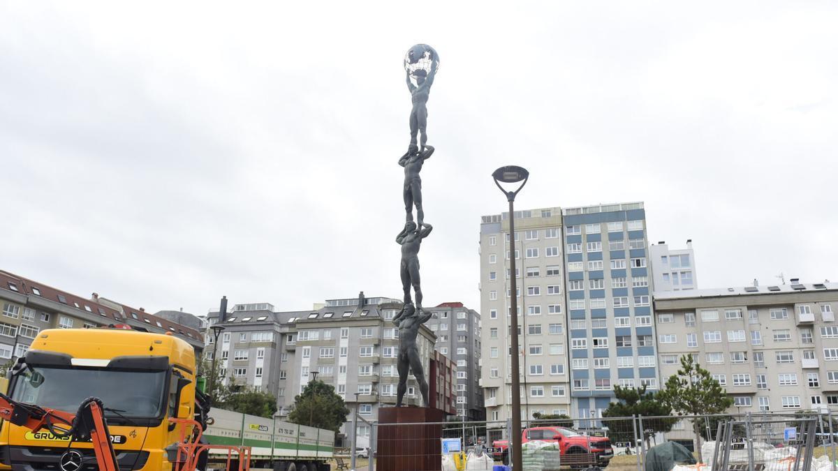 Estatua en honor a los Hermanos de la Lejía, en el parque Carlos Casares.