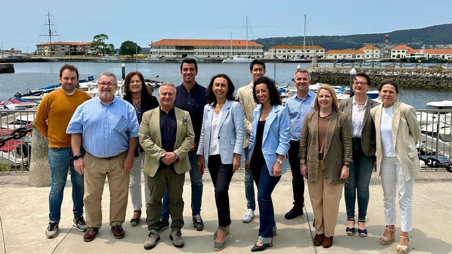 Ramallo y sus concejales, en el paseo Alcalde Blanco, con la Escuela Naval al fondo.