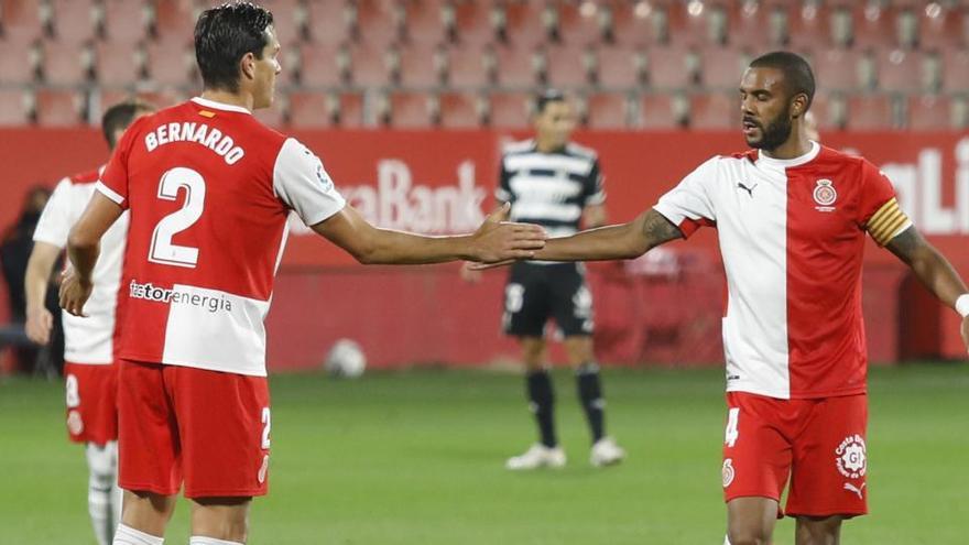 Ramalho saluda Bernardo durant el partit contra el Cartagena.
