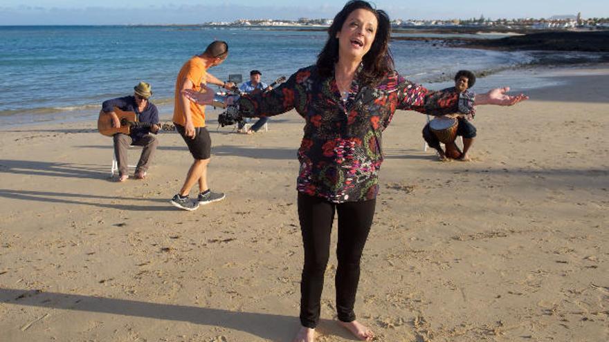 Olga Cerpa y su grupo en la playa de Corralejo.