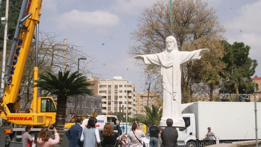 Montaje del monumento 'Los Jardines del Rey Lobo' en la plaza Circular de Murcia