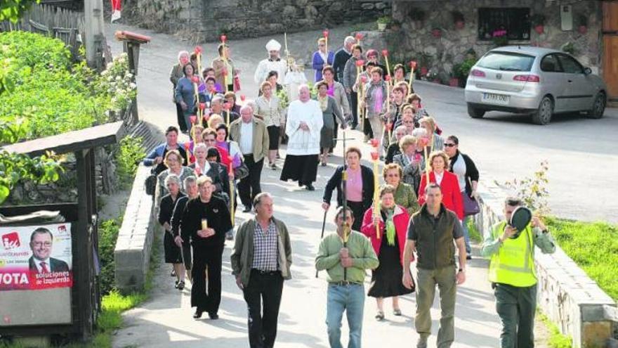 Los vecinos que participaron en la procesión, a su salida en el pueblo de Belerda.