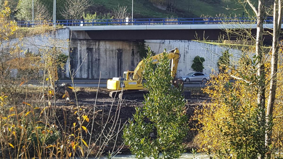 Maquinaria junto al Corredor del Nalón en El Entrego.