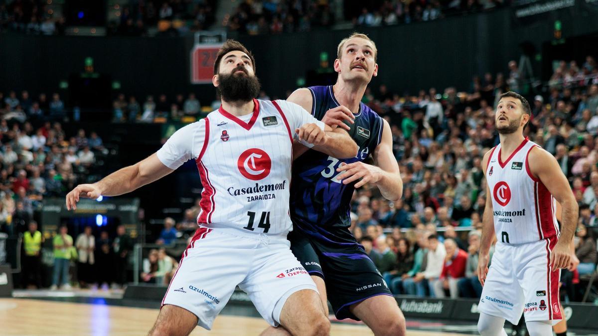 Dubljevic y Hlinason pugnan por la posición, este domingo.