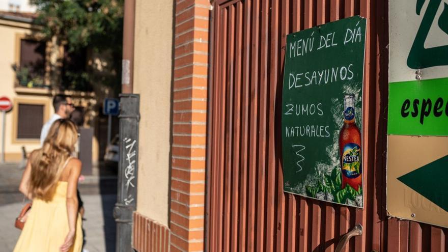 Cartel en el que un negocio ofrece menú del día, desayunos y zumos. | Emilio Fraile