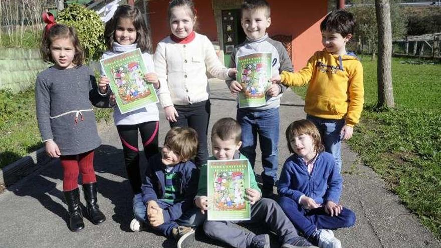 Los pequeños de San Andrés, con los carteles de la campaña.// N.P.