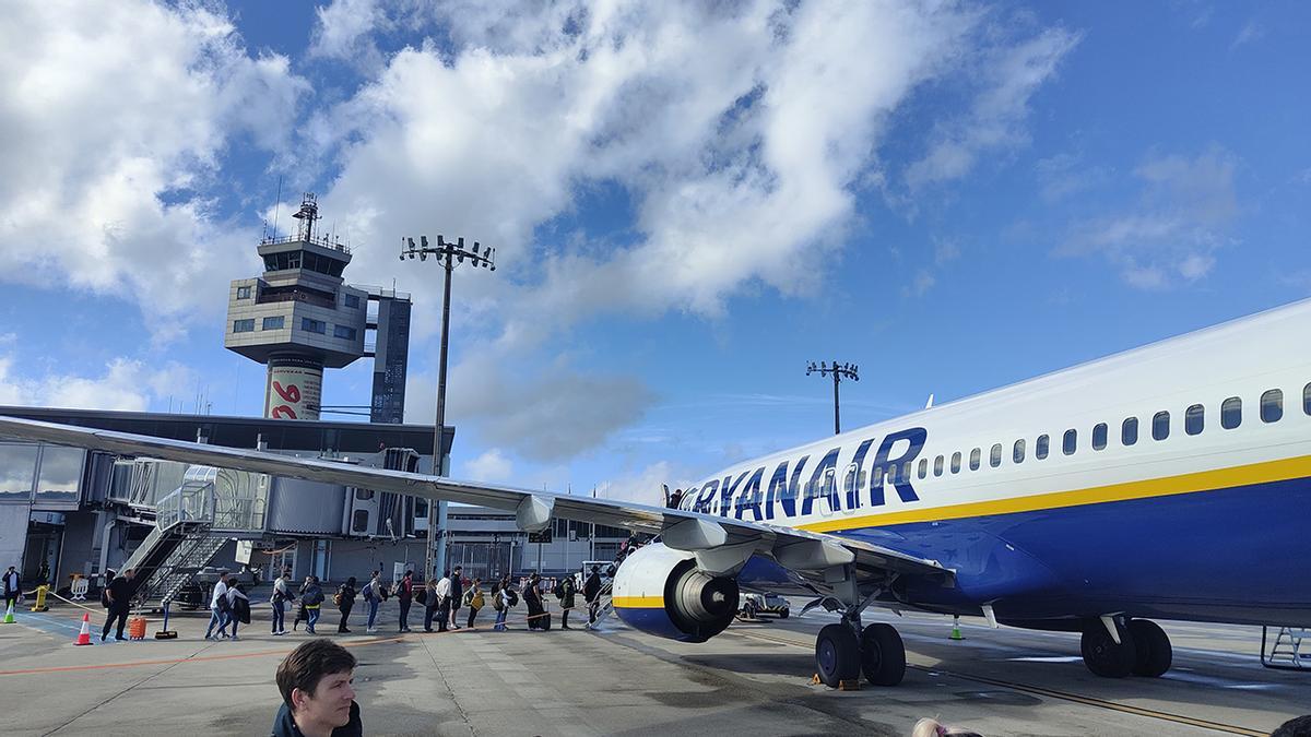 Un avión de Ryanair en el aeropuerto de Peinador en una imagen de archivo