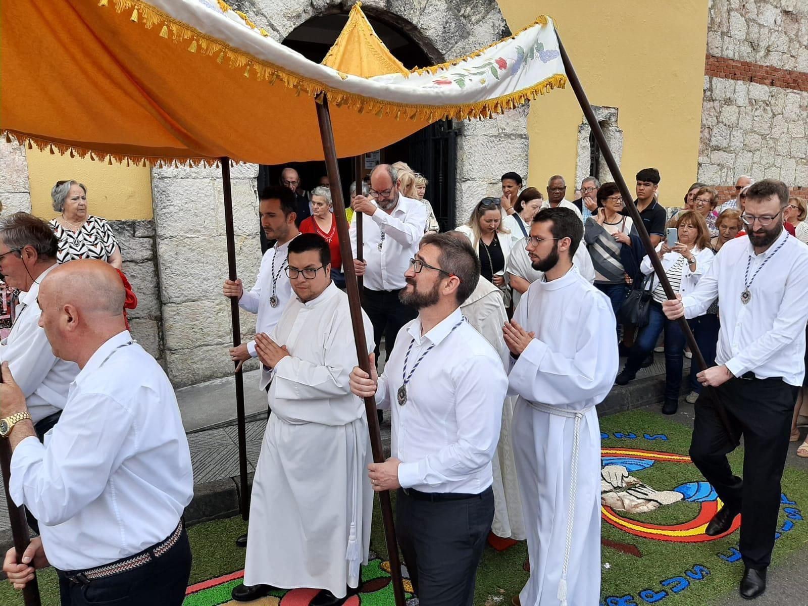 Cientos de personas festejan el Corpus en Lugones: la procesión y las alfombras, en imágenes