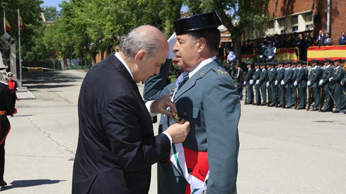 Jorge Fernández Díaz y el teniente general Pedro Vázquez Jarava en un acto en 2014.