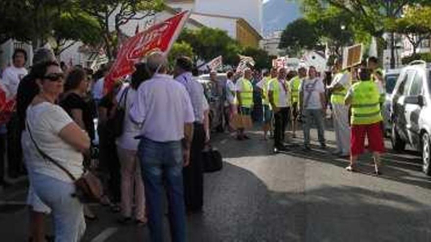 La plantilla de Estepona protesta por el ERE