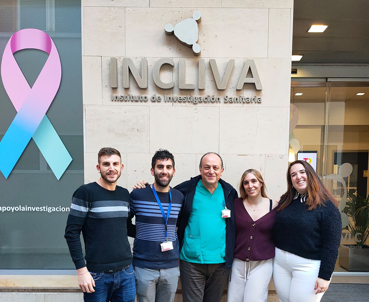 El psiquiatra Miguel Hernández Viadel, en el centro, junto a otros miembros del equipo de investigación del Hospital Clínico Universitario de Valencia.