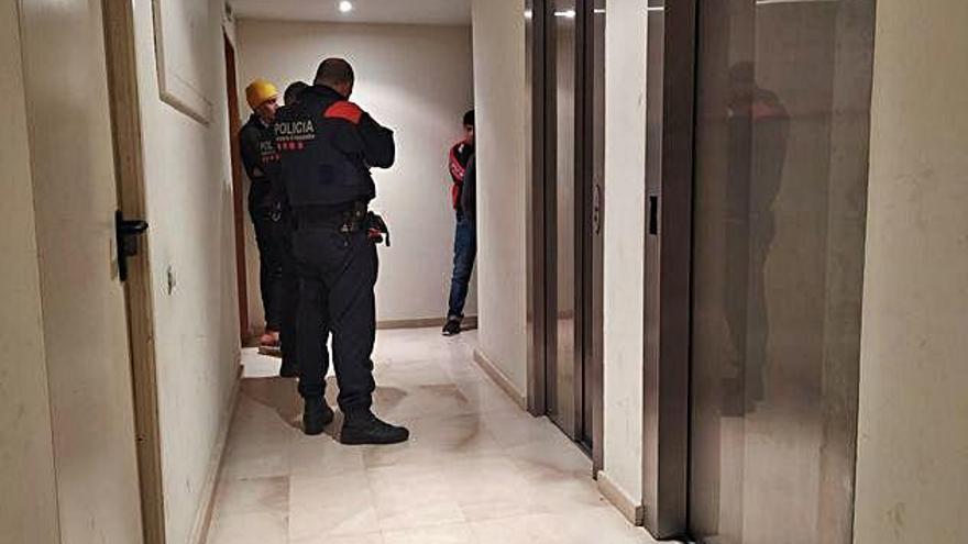 Agents dels Mossos d&#039;Esquadra identificant alguns dels okupes dilluns a la nit