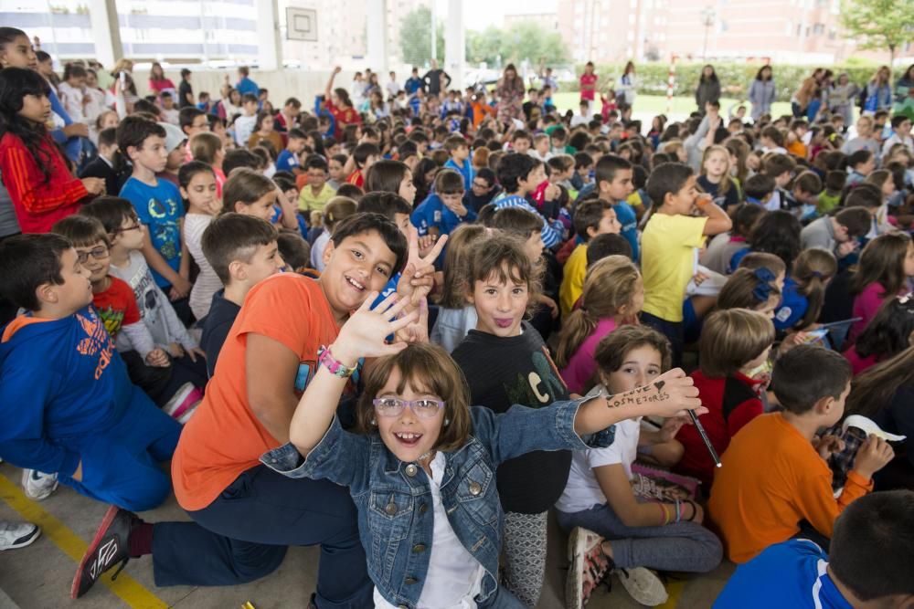 Los jugadores del Real Oviedo, Esteban y Diegui, visitan el colegio de La Corredoria 2