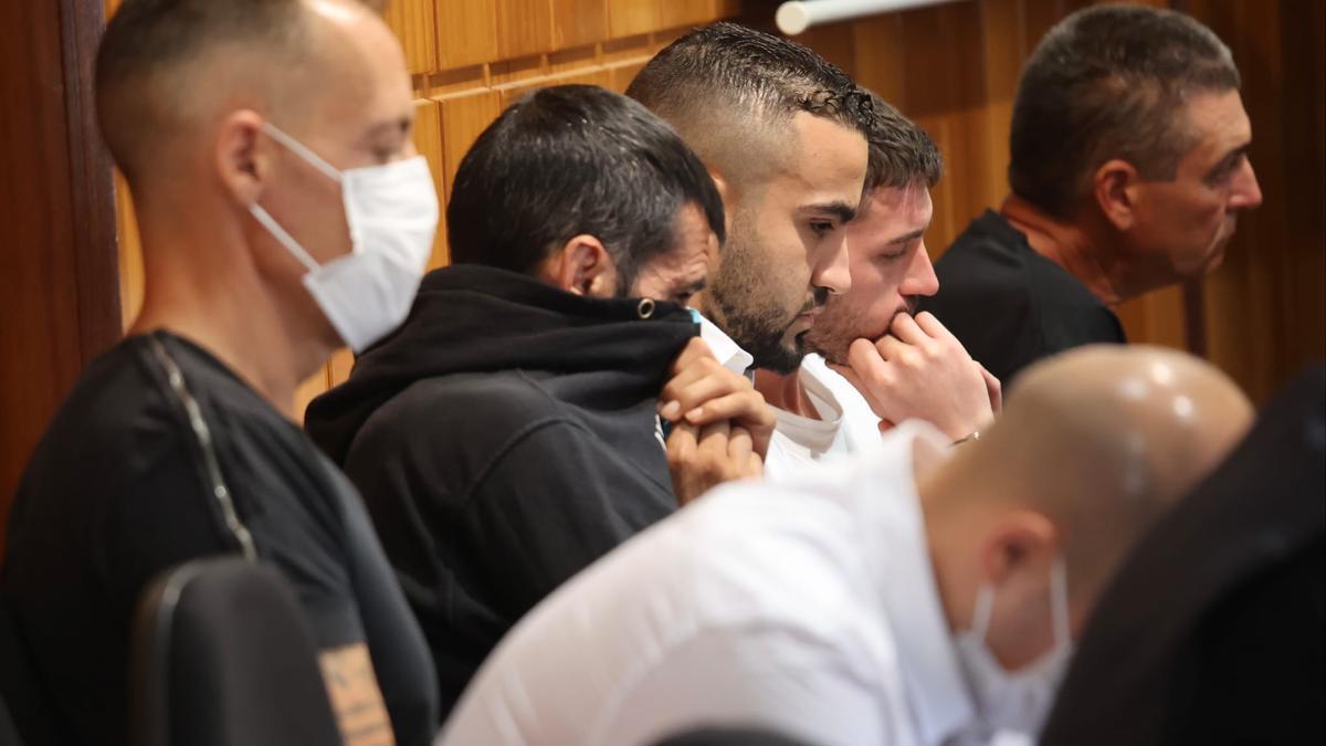 Acusados en la primera sesión del juicio por el crimen de 'El Rosao'.