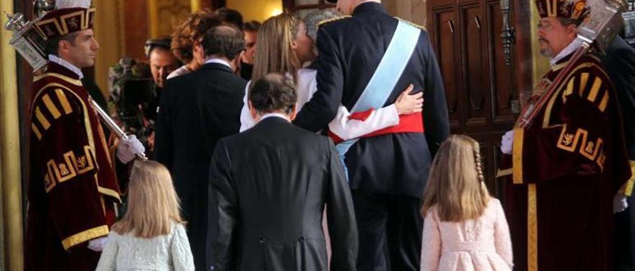 Los Reyes de España y, tras ellos, la Princesa Leonor y su hermana, la Infanta Sofía, entran en el Congreso de los Diputados.