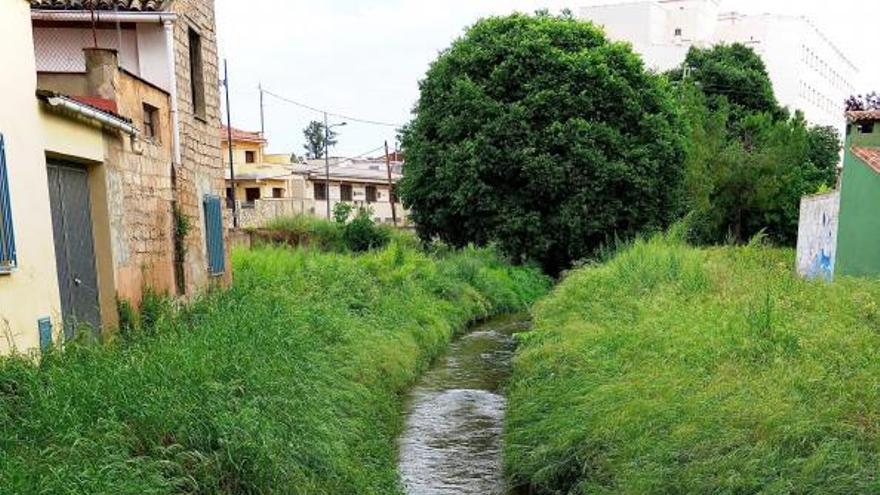 Acequia de la vila a su paso por el casco urbano.  