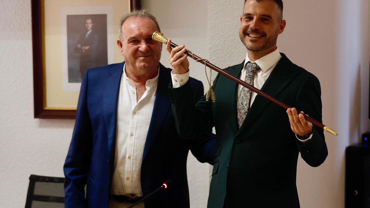 Marc Oriola, con la vara de mando recibida de Vicent Porta